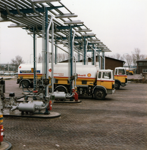 351191 Afbeelding van tankauto's op het opslagterrein voor brandstoffen van Shell Nederland aan de Gelderlantlaan te Utrecht.